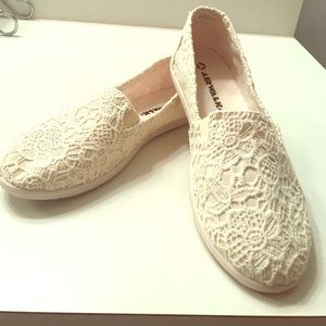 Airwalk Flats - Beautiful Embroidered Look
